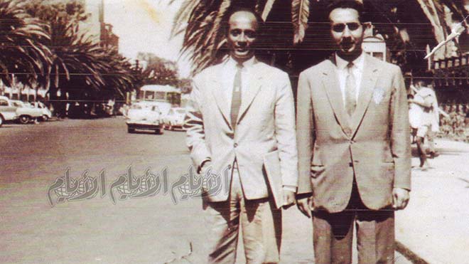 من اليمين الشيخ محمد عمر بامشموس مع الموسيقار أحمد باقتادة في أسمره قبل أكثر من 50 عاما